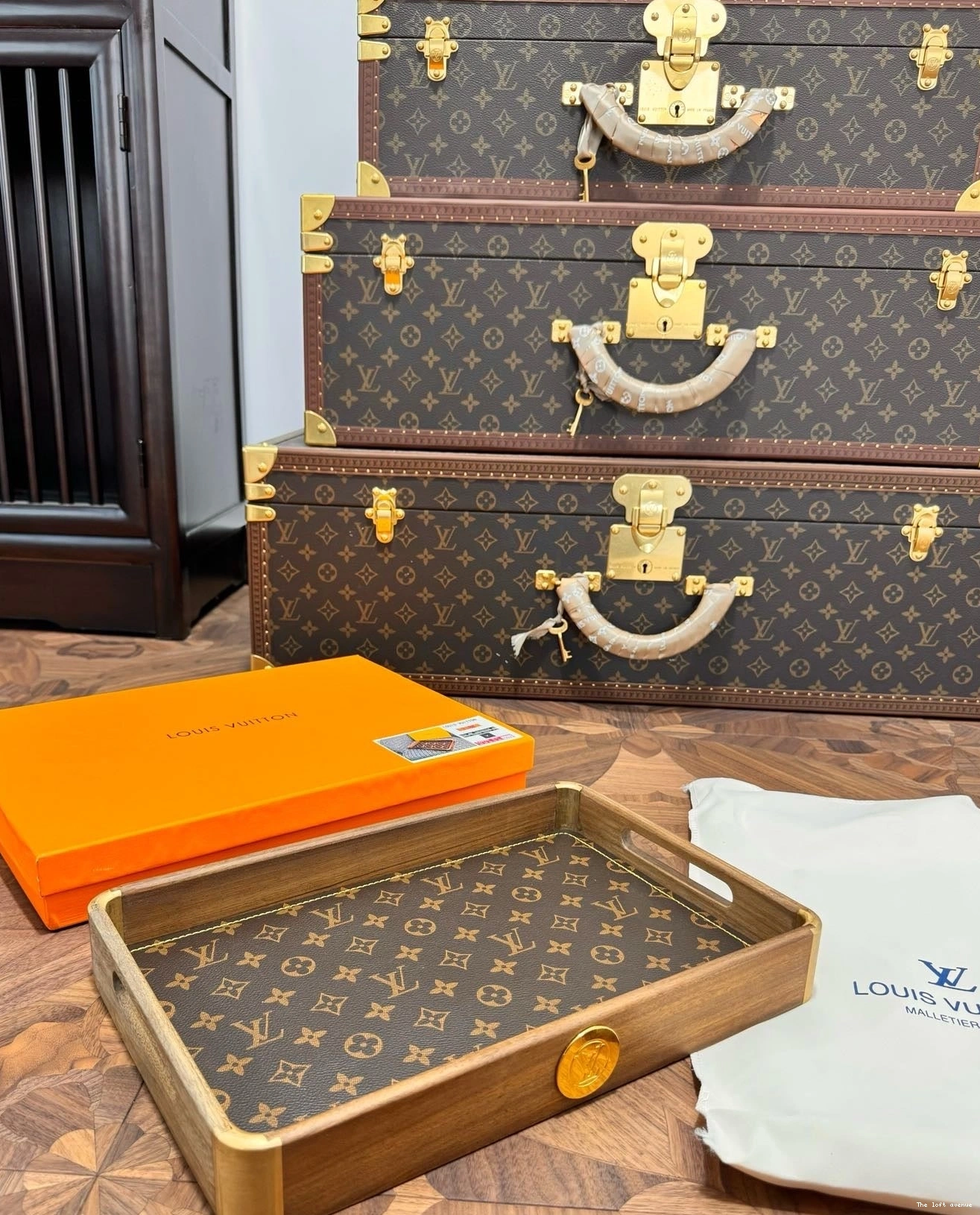 LV CUSTOM TRAY SERVING 0807